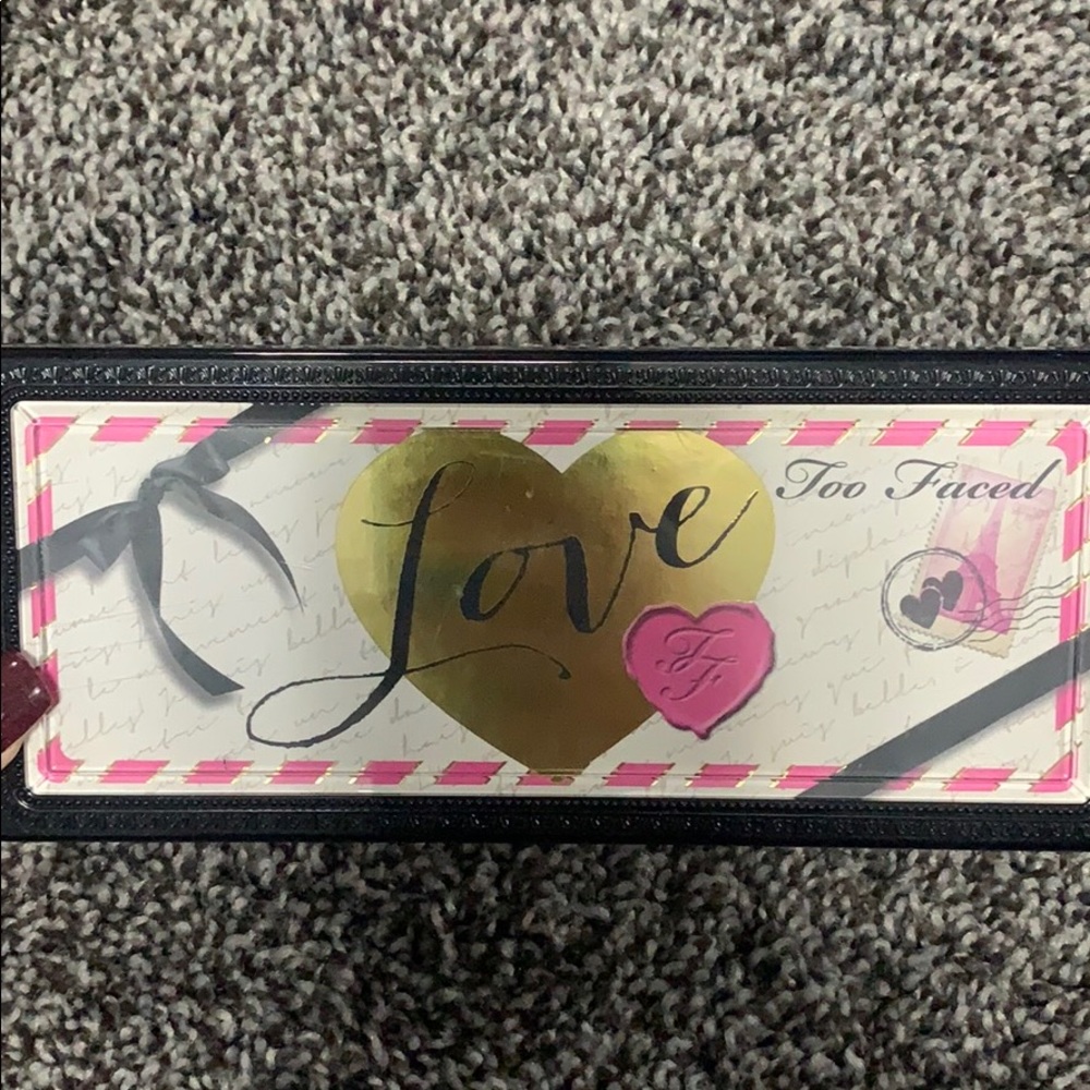 Eye shadow palette